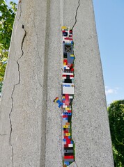 Legosteine und FIguren kitten aufgeplatzte Betonsäule © Clarini