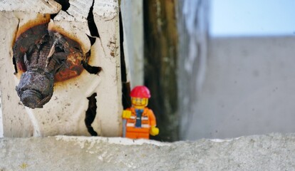 Legosteine und FIguren kitten aufgeplatzte Betonsäule © Clarini