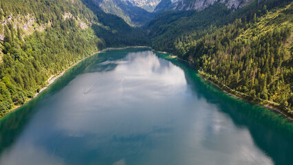 Gosausee with panoramic view of Dachstein mountains, captured by drone. Gosausee mit Panoramablick auf das Dachsteinmassiv, aufgenommen mit Drohne.