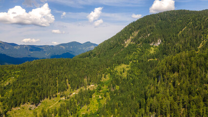 Gosausee with panoramic view of Dachstein mountains, captured by drone. Gosausee mit Panoramablick auf das Dachsteinmassiv, aufgenommen mit Drohne.