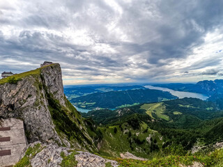 Naklejka premium Panoramablick vom Schafberg auf die Schafbergspitze und den Wolfgangangsee. On the top