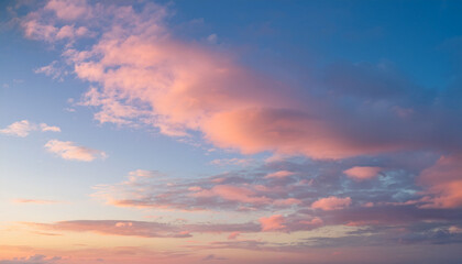 Fototapeta premium Serene Sunset Sky With Pastel Colors And Soft Cloud Formations