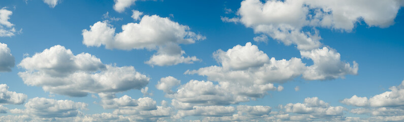 Fototapeta premium wide panorams of heaven sky is blue with many clouds. clouds are scattered throughout the sky and are of various sizes