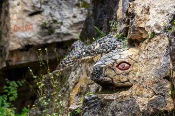 esculturas de una serpiente a base de piedra