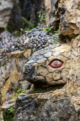 esculturas de una serpiente a base de piedra