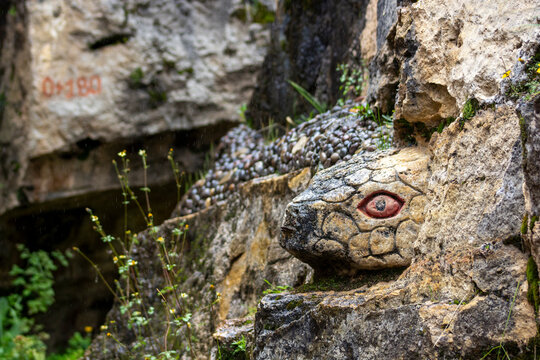 esculturas de una serpiente a base de piedra