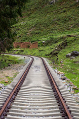 Fototapeta premium rieles del tren de huancavelica a huancayo abandonadas y llenas de basura