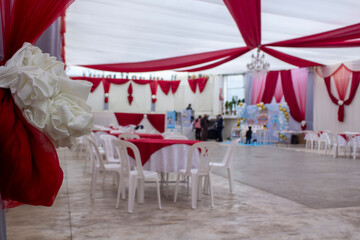 local adornado para un fiesta social con colores rojo y blanco