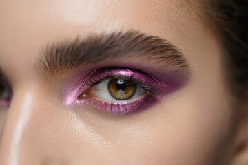 Obraz premium Luminous Pink Eye Makeup A Captivating Close Up of a Person's Eye Highlighted with Radiant Pink Eyeshadow and Subtle Eyeliner for a Glowing Effect