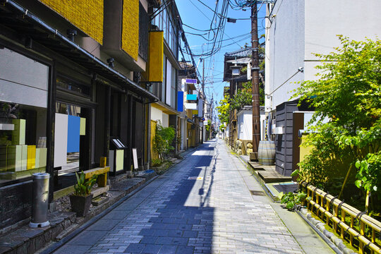 新潟市中央区の昔の花街だった古町、鍋茶屋通りの新堀通り側の景観
