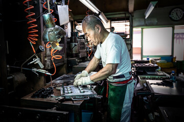 町工場（ゴム工場）で働く人