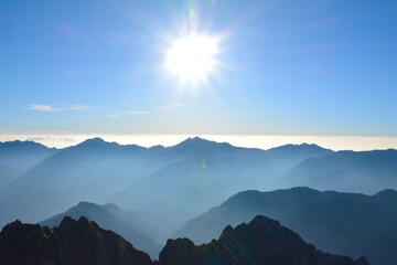 剱岳山頂から見る後立山連峰と朝日と雲海