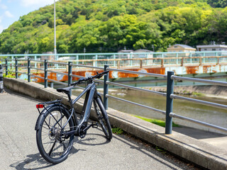 川沿いのサイクリングロードと山の風景