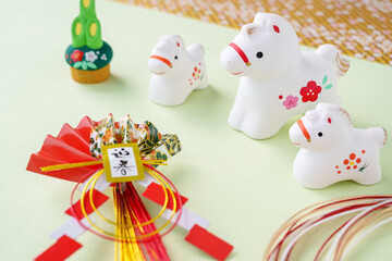 午年の年賀状素材｜白馬の親子と迎春の正月飾り