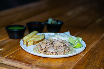 Taco de bistec con limón y papas