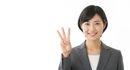 3番目のジェスチャーをしている笑顔の日本人女性社員
