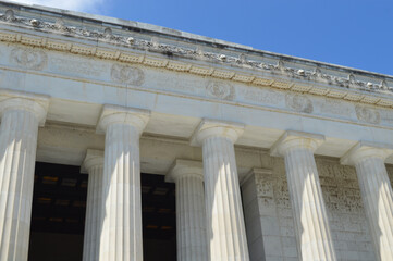The Lincoln Memorial is a US national memorial honoring Abraham Lincoln
