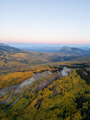 Fototapeta premium Crested Butte Mountain Colorado in Vibrant Fall Season | Yellow Aspen Trees, Scenic Autumn Landscape, Travel Destination, Autumn Colors, Seasonal Background, Mountain Foliage, Nature Wallpaper