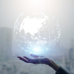 女性の手とグローバルネットワーク　バナー・広告向け正方形ビジュアル