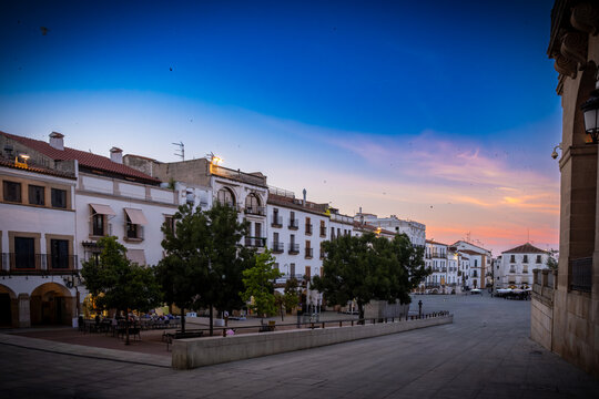 Vista panor&aacute;mica del casco hist&oacute;rico de la ciudad espa&ntilde;ola de C&aacute;ceres con vistas a los tejados de tejas marrones de edificios antiguos alrededor de la plaza principal en el soleado d&iacute;a de verano