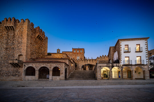 Vista panor&aacute;mica del casco hist&oacute;rico de la ciudad espa&ntilde;ola de C&aacute;ceres con vistas a los tejados de tejas marrones de edificios antiguos alrededor de la plaza principal en el soleado d&iacute;a de verano