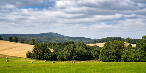 Obraz premium Wiese bei Weifa mit Heuballen und dem Blick auf den Valtenberg in der Oberlausitz