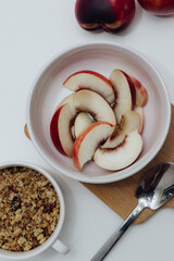 Manzana durazno en rebanadas para desayuno y avena