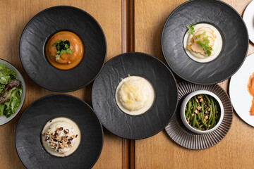 Assortiment de soufflés de t de salade verte