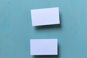 水色背景に白いカード