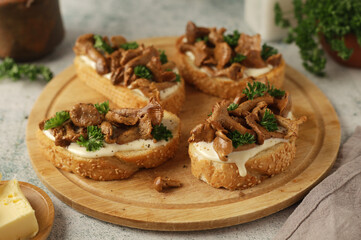 Svamptoast sandwich - a traditional dish of Sweden, open sandwiches with chanterelle mushrooms