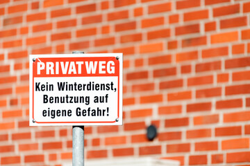 Fototapeta premium Privatweg - Schild vor Ziegelwand