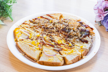 食パンでピザお好み焼き風