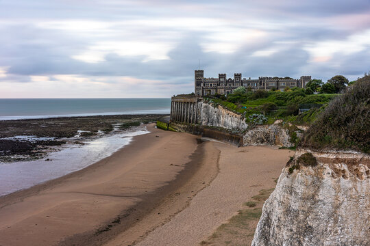 Kingsgate Castle in Broadstairs an der Nordseek&uuml;ste in der Grafschaft Kent an der S&uuml;dk&uuml;ste von England bei Sonnenaufgang