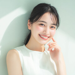 健康的な白い歯を見せている笑顔の女性