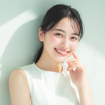 健康的な白い歯を見せている笑顔の女性