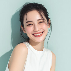 健康的な白い歯を見せている笑顔の女性