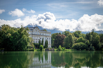 Palais historique au bord du lac avec reflet dans l'eau © Morgane