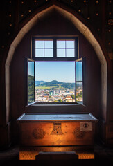 Vue fenêtre médiévale alpes bavaroises