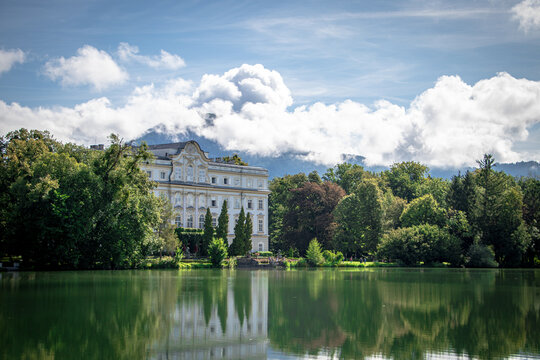 Palais historique au bord du lac avec reflet dans l'eau