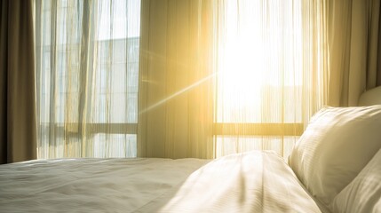 朝日が差し込むエレガントなホテルのベッドルーム。きちんと整えられたベッドと薄手のカーテンが落ち着いた雰囲気を醸し出しています。
