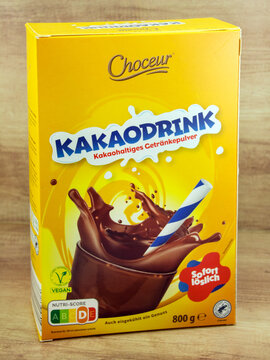 Choceur Kakaodrink Kakaohaltiges Getr&auml;nkepulver auf Holz Hintergrund