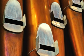 Tuyaux d'orgue en métal doré et argenté.