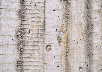 Superficie en béton avec empreintes du coffrage en bois utilisé.