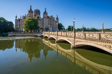 Obraz premium The Schwerin Castle and marina view in Schwerin Town of Germany