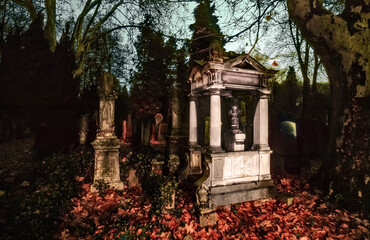 Historische Nachtaufnahme auf dem j&uuml;dischen Friedhof in Frankfurt am Main mit pomp&ouml;s ausgestalteten Grabmahlen und heruntergefallenem Laub