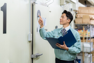 Fototapeta premium 倉庫で仕事をする作業員