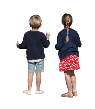 Deux enfants immobiles vus de dos, observant quelque chose devant eux, le petit gar&ccedil;on fait des gestes avec la main, petite fille en jupe rouge &agrave; motifs blancs, sc&egrave;ne estivale en plein soleil.