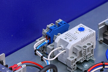 Thermostat on metal board to control the temperature and turn on the cooling fans. 