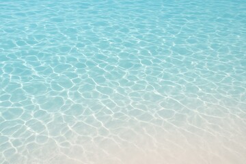Obraz premium Clear turquoise water creates a calming atmosphere at a sunny beach during daytime