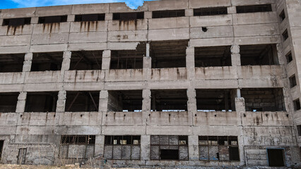 Obraz premium ruined street and destroyed houses in Kiev war in Ukraine